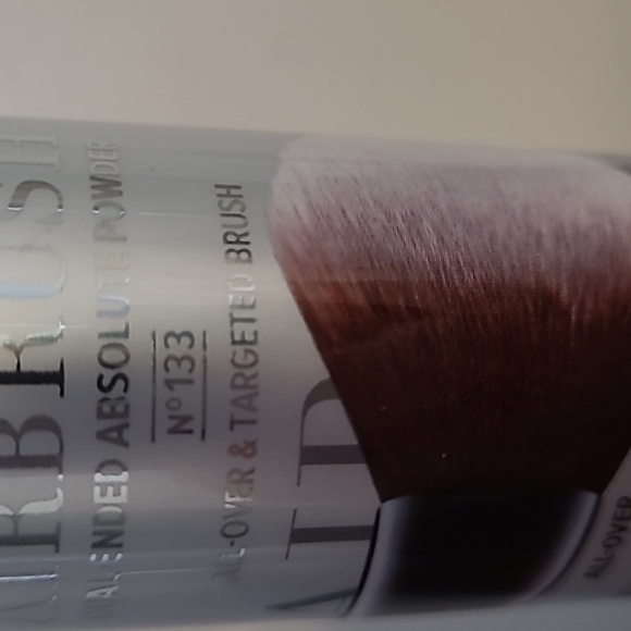 IT Cosmetics brush - Picture 2 of 2